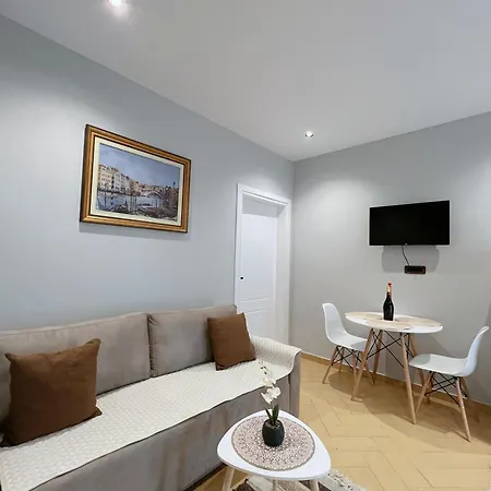 Apartman White And Cozy *